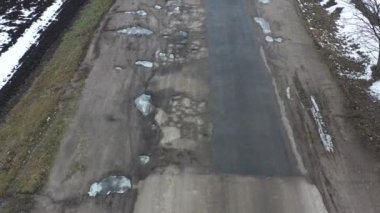 Çukurlar. Çok kötü bir yol. Yüzeydeki kusurlarla kaplıdır.