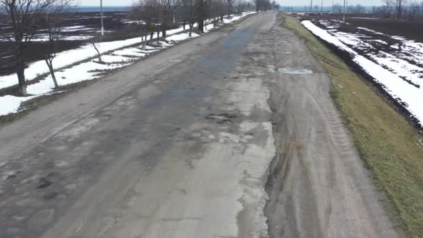 Buche Strada molto male è completamente coperto con difetti di superficie, vista drone — Video Stock