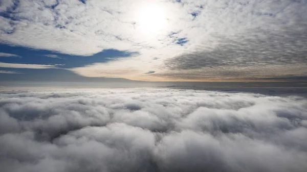 Blaue Morgendämmerung über Wolken, Konzept, Reisen und Freizeit. — Stockfoto