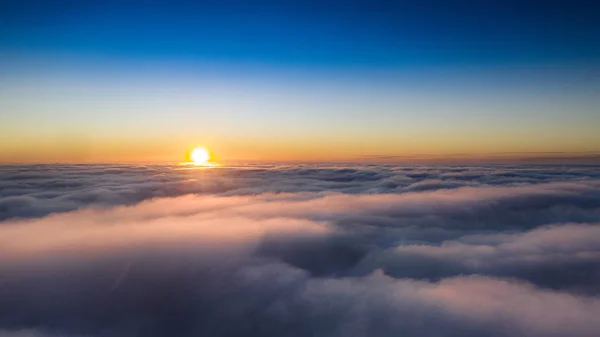 Amanecer azul sobre nubes, concepto, viajes y ocio . — Foto de Stock