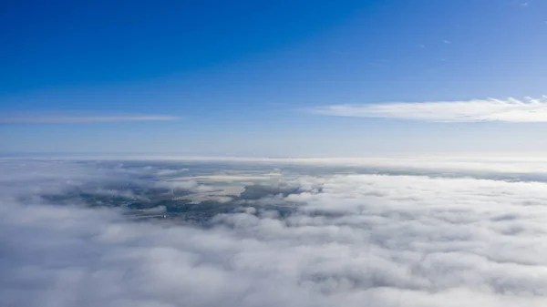 Gele en blauwe dageraad boven wolken, concept, reizen en vrije tijd. — Stockfoto