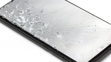Beyaz arka planda kırılmış siyah akıllı telefon.
