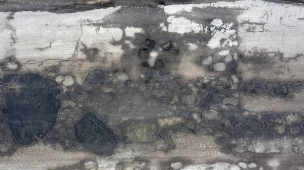 Большие ямы заполнены водой на асфальтированной дороге — стоковое фото