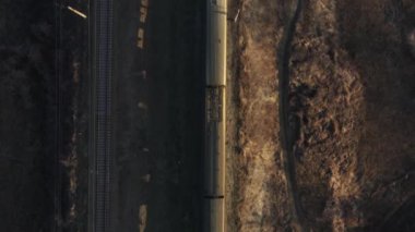 Demiryolu köprüsünden geçen bir trenin üzerinden İHA uçuşu.