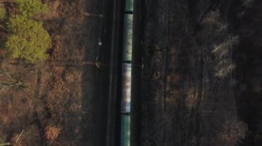 Demiryolu köprüsünden geçen bir trenin üzerinden İHA uçuşu.