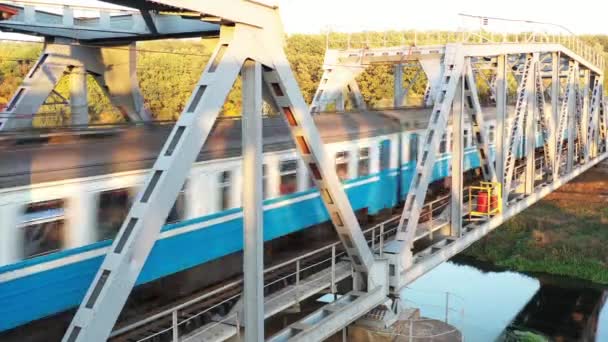 Політ безпілотника над поїздом, що перетинає залізничний міст . — стокове відео