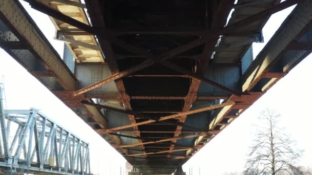 鉄道用金属製橋上のドローンの空中写真 — ストック動画
