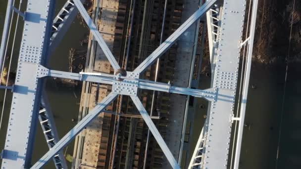 Вид с воздуха на беспилотник на железнодорожном металлическом мосту — стоковое видео