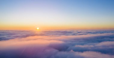 Sarı ve mavi şafak bulutların üzerinde, konsept, seyahat ve eğlence.