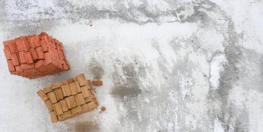 İki palet tuğla, beton yüzey, inşaat, konsept, metin için yeri olan zemin.