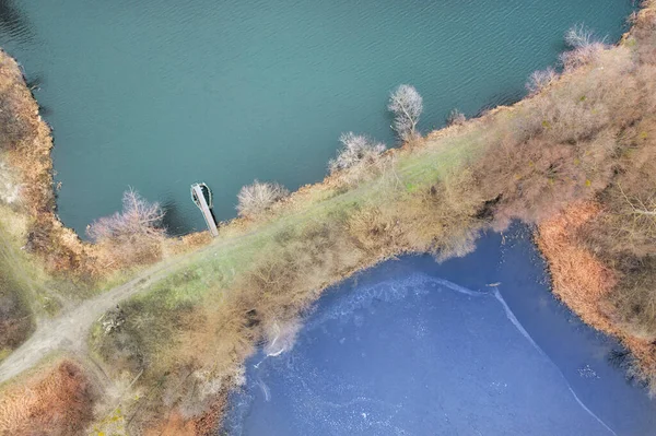 Caña amarilla seca, en la orilla de un lago congelado, paisaje otoñal, vista del dron . — Foto de Stock