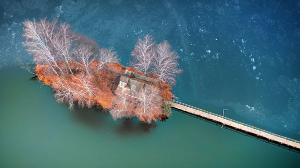 Paisaje matutino, cabaña de caza de madera, en una pequeña isla artificial . — Foto de Stock