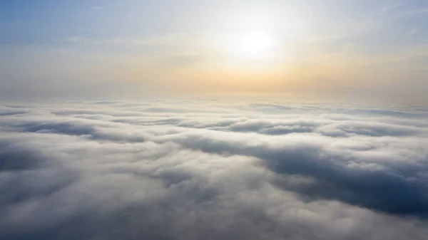 Amarelo e azul amanhecer sobre nuvens, conceito, viagens e lazer . — Fotografia de Stock