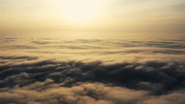 Hiperlapso, sobre las nubes. El sol se está poniendo lentamente . — Vídeos de Stock