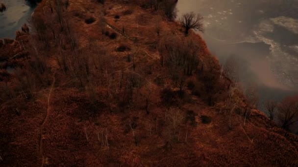 Vol nocturne d'un drone au-dessus d'une petite île au milieu d'un lac gelé, paysage automnal .