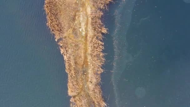 Une petite île au centre d'un lac gelé. Paysage d'automne .