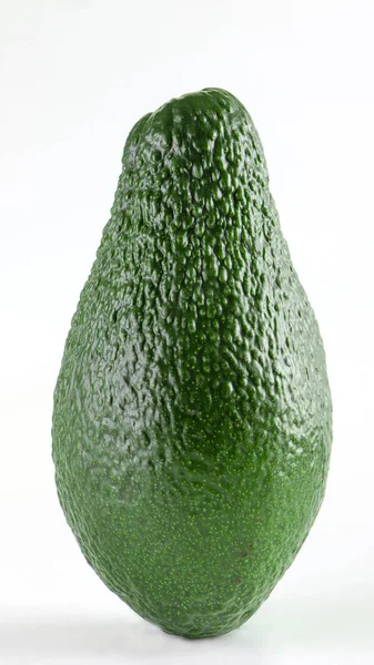 Зелений авокадо крупним планом на білому тлі — стокове фото