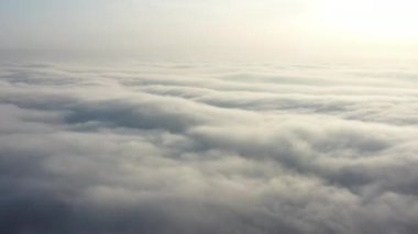 Fırtınalı mor-mavi bulutlar gün batımında, drone görüntüsü.