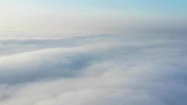 Stürmische violett-blaue Wolken bei Sonnenuntergang, Drohnenblick. — Stockvideo