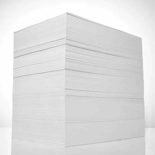 Une pile de papier de bureau, sur fond blanc. Concept, minimalisme — Photo