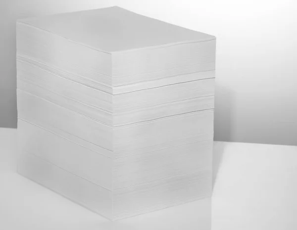 Egy halom irodai papír, fehér háttérrel. Fogalom, minimalizmus — Stock Fotó