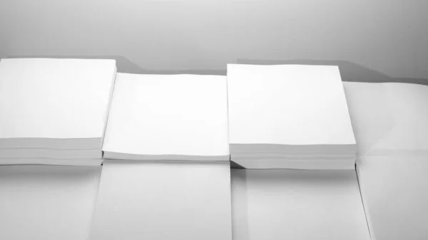 Αρκετές στοίβες από λευκό χαρτί σε λευκό φόντο — Φωτογραφία Αρχείου