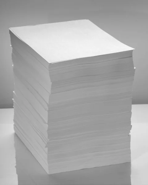 Montón de papel de oficina, sobre un fondo blanco. Concepto, minimalismo —  Fotos de Stock