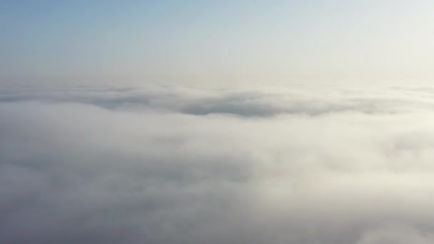 Vidéo aérienne aube au-dessus des nuages drone shot 