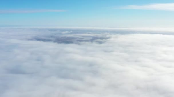 Voo matutino sobre nuvens contínuas ou neblina matinal . — Vídeo de Stock