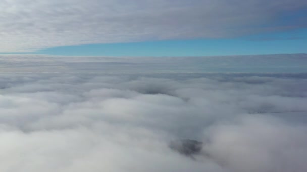 Morgonflygning över kontinuerliga moln eller morgondimma. — Stockvideo