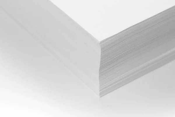 Stapel wit kantoorpapier op lichte achtergrond, bovenaanzicht, plaats voor tekst. — Stockfoto