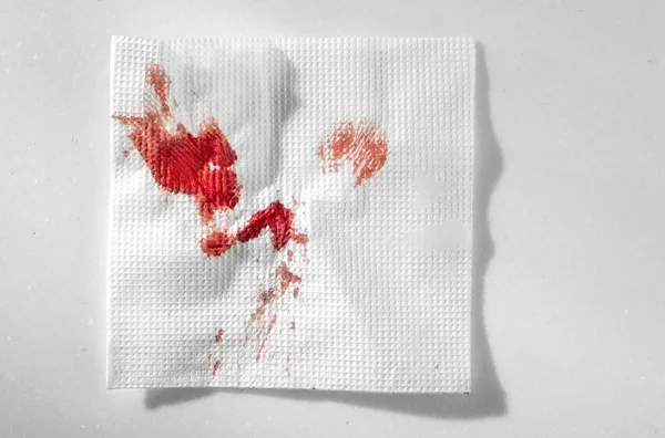 Șervețel de hârtie de bucătărie în sânge. Oprirea sângelui prin mijloace improvizate . — Fotografie, imagine de stoc