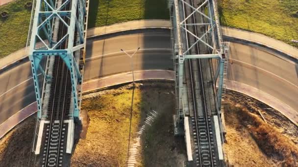 鉄道用金属製橋上のドローンの空中写真 — ストック動画