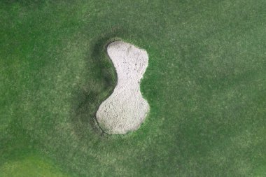 Mezhigorye Ulusal Parkı. Güzel golf sahasında kum sığınağı. İnsansız hava aracından yeşil çimenlere