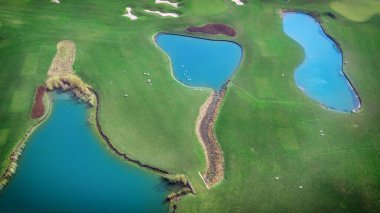 Mezhigorye Milli Parkı 'nda göllü yüksek kaliteli golf sahaları. Yeşil çimenler, küçük mavi göller..