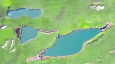 Mezhigorye Milli Parkı 'nda göllü yüksek kaliteli golf sahaları. Yeşil çimenler, küçük mavi göller..