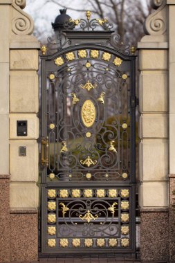 Mezhigorye Ulusal Parkı 'ndaki bir çitte sahte dekoratif elementler.