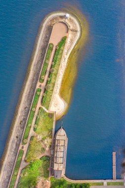 Mezhigorye Ulusal Parkı. İnsansız hava aracından rıhtıma bakın..