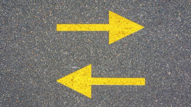 Kavram, farklı yönler, farklı yönlere bakan iki yatay sarı ok..