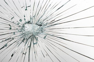 Beyaz arka planda camlarda yuvarlak çatlaklar. Merminin cam yüzeyindeki delik..