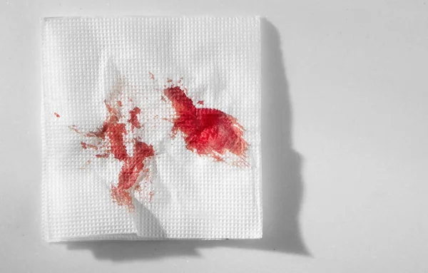 Servilleta Papel Blanco Sangre Sobre Fondo Claro Detener Sangrado Por — Foto de Stock