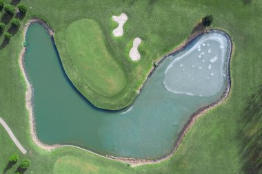 Mezhigorye Milli Parkı 'nda göllü yüksek kaliteli golf sahaları. Yeşil çimenler, küçük mavi göller..