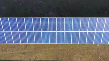 Düşük enerjili güneş enerjisi santrali. Arka bahçeye yerleştirilmiş. Enerji bağımsızlığı ve yenilenebilir enerji kavramı.