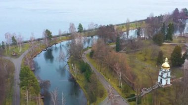 Mezhigorye Ulusal Parkı. İnsansız hava aracından rıhtıma bakın..