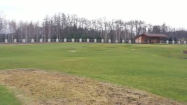 Mezhigorye Milli Parkı 'nda göllü yüksek kaliteli golf sahaları. Yeşil çimenler, küçük mavi göller..