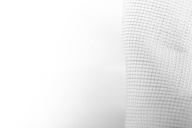 Işık arka planında beyaz kumaşın yüksek kaliteli yakın çekim fotoğrafı.