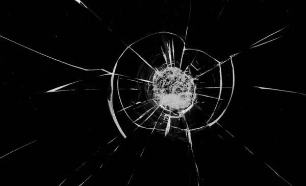 黑色背景上的圆形玻璃裂缝 子弹射中玻璃表面的洞 — 图库照片