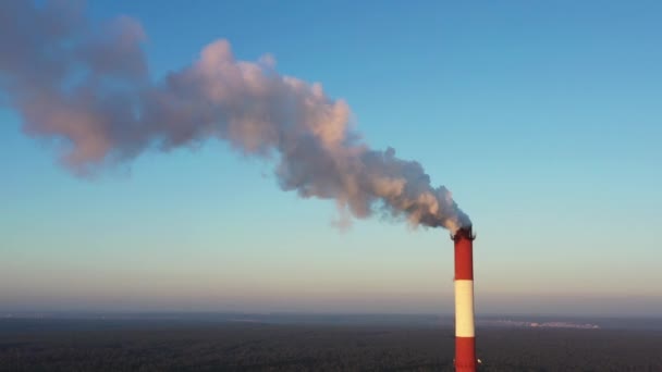 Ketelpijp Produceert Schadelijke Gassen Atmosfeer Klimaatverandering — Stockvideo