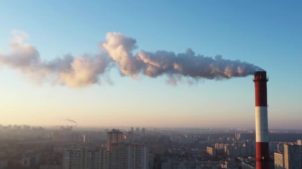 보일러 파이프는 대기중으로 해로운 가스를 기후의 — 비디오