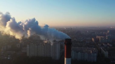 Kazan borusu atmosfere zararlı gazlar üretiyor. İklim değişikliği.